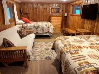 Blinn's Landing: Historic Riverfront Log Cabin, Dock & Mountain Views. Dogs OK! - Hytter