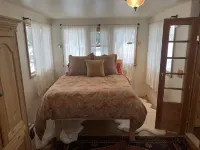 Pet Friendly Quiet Cabin with Privacy, Hot Tub, and Backcountry Access.