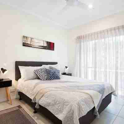 Sunny 2 bedroom 1 bathroom,  north facing balcony free use bikes & kayaks & wifi Rooms