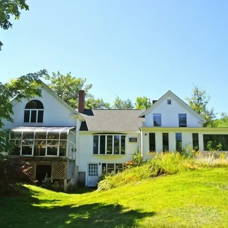 House in exceptional condition on Thomas Pond