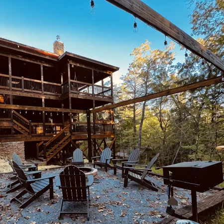 Lux Cabin-Indoor\Outdoor Living, large decks, hot tub, BBQ & Firepit, Game Room