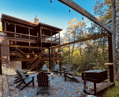 Lux Cabin-Indoor\Outdoor Living, large decks, hot tub, BBQ & Firepit, Game Room