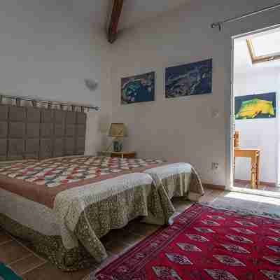 house located in a haven of greenery 15 minutes walk from the beach of Maora Rooms