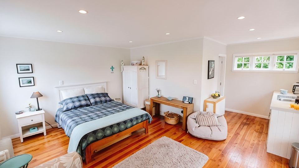 Delightful elevated sunny S/C Studio