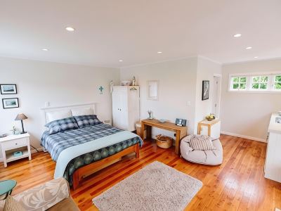 Delightful elevated sunny S/C Studio