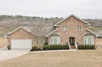 Stunning Lake House w/Large GAMEROOM