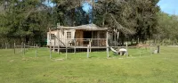 Cabane sur Pilotis au Bord de L'eau