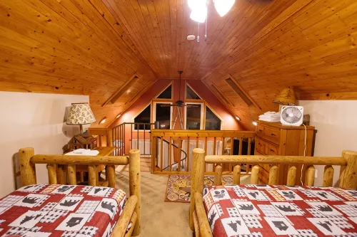Cozy Cabin by the Slopes - Minutes to the Wisp & Lake! Fire Pit - Hot Tub - Pool - 2-نجوم