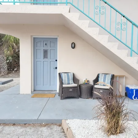 Charming Chic Getaway - 2 min. Walk to Beach, Restaurants, & Shops