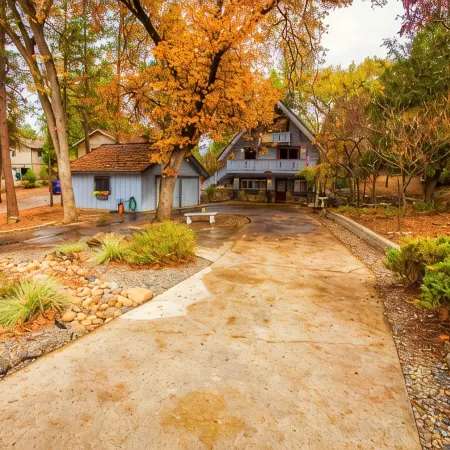 Yosemite Mountain Chalet with private sauna, decks, fireplace, air hockey & WiFi