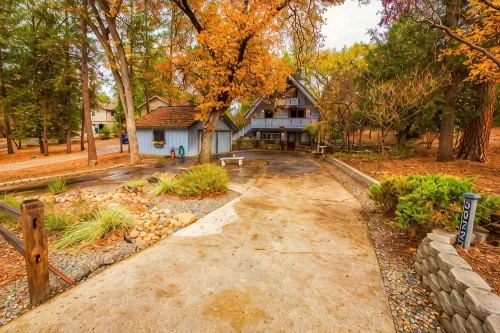 Yosemite Mountain Chalet with private sauna, decks, fireplace, air hockey & WiFi