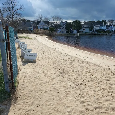 Beach Bungalow in peaceful Toms River with AC, WiFi, beach badges.