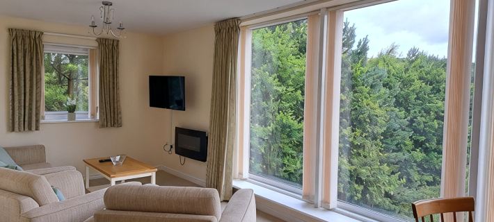 Central Buxton apartment with scenic views and free parking Отели в г. Бакстон