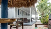 Kampground Escape w/ Kayaks, Heated Pool & Marina!