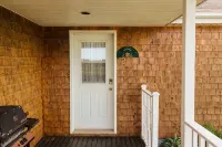 Unit 2 - Bay view duplex cottage, near coffee shops, restaurants and beach - Homestays