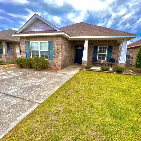 Coastal Getaway near Pensacola beach, Downtown & NAS + walk to bayou & marinas