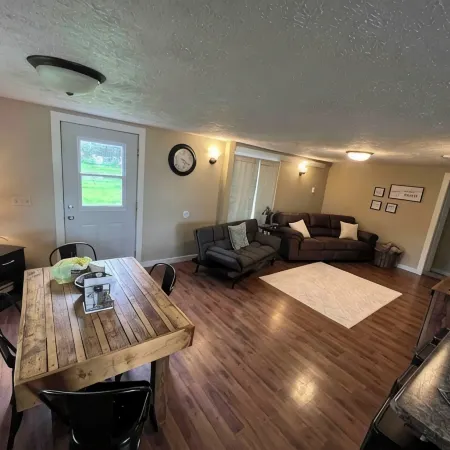 Valentine’s Tourist Tenure- Charming 2 bedroom cozy vacation home Отели в г. Черри