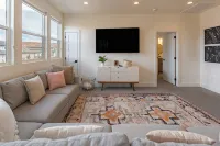 Red Rock Haven - NEW Private Pool, putting green, & more. Perfect family retreat - Gym
