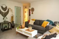 Only 4 km to Town. Beautiful Inside & Out, Relaxing,Tranquil, Great Home for All - Homestays