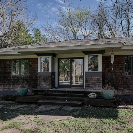 Cozy, artsy chalet in Stillwater with WiFi and AC and set in a scenic landscape.