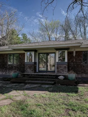 Cozy, artsy chalet in Stillwater with WiFi and AC and set in a scenic landscape.