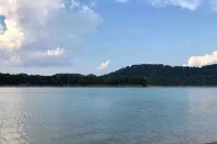 Eagle's Nest Cottage on Center Hill Lake with private path to the water's edge.