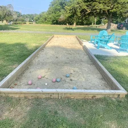 Minutes to the BEACH! Boat friendly, fire pit, bocci & large yard for famly fun!