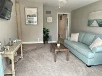 Adorable little beach house by the Surf Ballroom! Hotels in Clear Lake