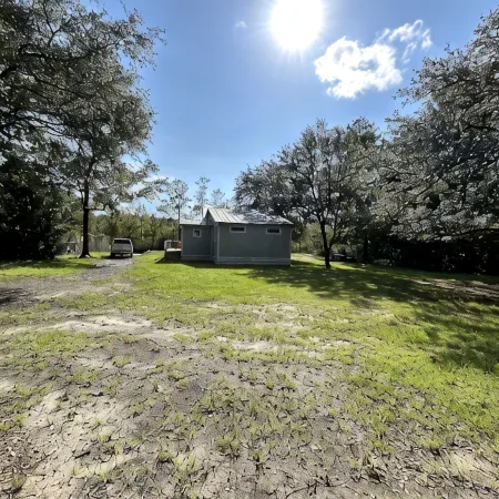 Cabin on French Quarter Creek with boat ramp and beautiful view Hotels in Berkeley County