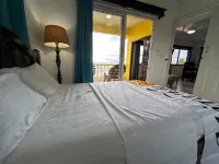 2 Story 3 Bed/2 Bath House with Separate Units Just Steps from the Beach!! - 2 estrellas
