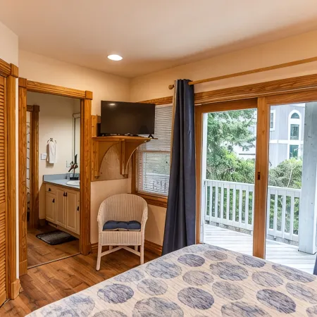 Salty Paws. Pet Friendly. Minutes to Beach. Horizon Ocean Views.