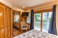 Salty Paws. Pet Friendly. Minutes to Beach. Horizon Ocean Views.