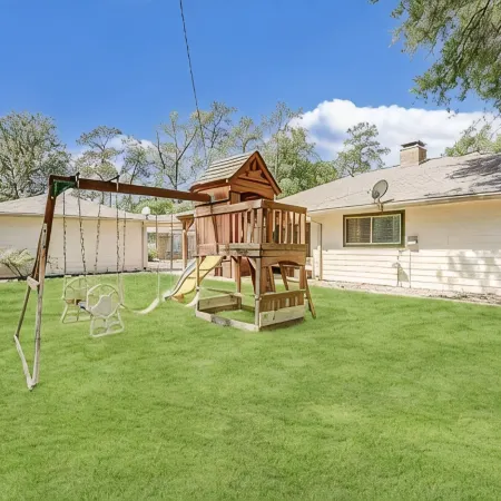 Spacious 4BR for Groups - 3 min to Woodlands Mall, Concerts & More!