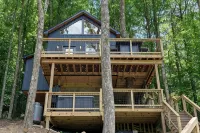 Experience Elevated Living: Upscale Treehouse Cabin in Hocking Hills on 20 acres - シャレー