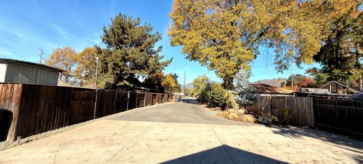 Cottage with gated driveway near downtown & river Hotels in Grants Pass