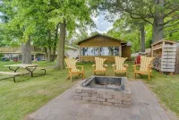Escape to Our Cozy Lakeside Cabin-Great Sunset Views-1 Hour from Cities