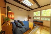 Cozy Mid-Century Retreat with Spa Hot Tub - 4성급