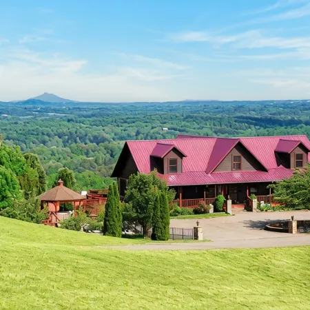 Huge 8BR Mountaintop Mansion, with Majestic Views,Oversized deck in Mt.Airy, NC.