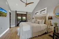 Alcove: Steps to Main St-High End Home w/Hot-Tub! - 4 stjerner