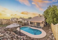 Charming 4-bedroom house with a private pool and centrally located. - สระว่ายน้ำส่วนตัว