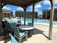 Updated Oceanview Surf City Condo with Pool and Private Beach access - 수영장