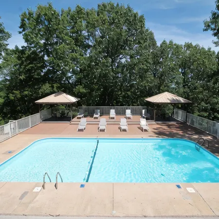 2 Bed Log Cabin, w/2 Jacuzzi, 1 mi to Sdc, Pool, Nature Trails, Private Lake