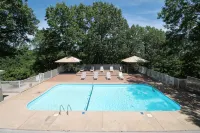 3 Bed Log Cabin, w/2 Jacuzzi, 1 mi to Sdc,  Pool, Nature Trails, Private Lake - 浴缸