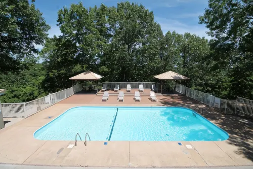 2 Bed Log Cabin, w/2 Jacuzzi, 1 mi to Sdc, Pool, Nature Trails, Private Lake - Feriehus