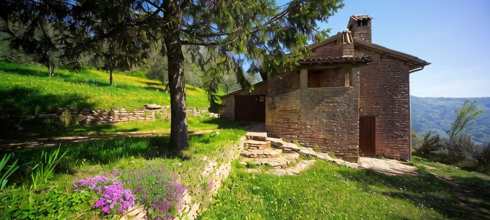 Art, nature and peace upon the mountain of St. Francis. Hotels in Spello