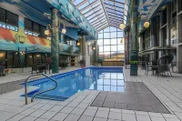 La Saguenéenne - Hôtel et Centre de Congrès - Pools