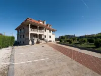 Pensión Residencia A Cruzán - parking