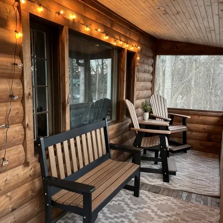 Red Oak Cabin: Our cozy cabin is tucked away but still close to any adventure!