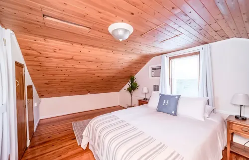 New-Winter of 1947 Cottage-Charming Home with a relaxing backyard. Sleeps 6 - Homestays