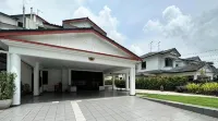 Kempas Bungalow with KTV SwimmingPool by MWH